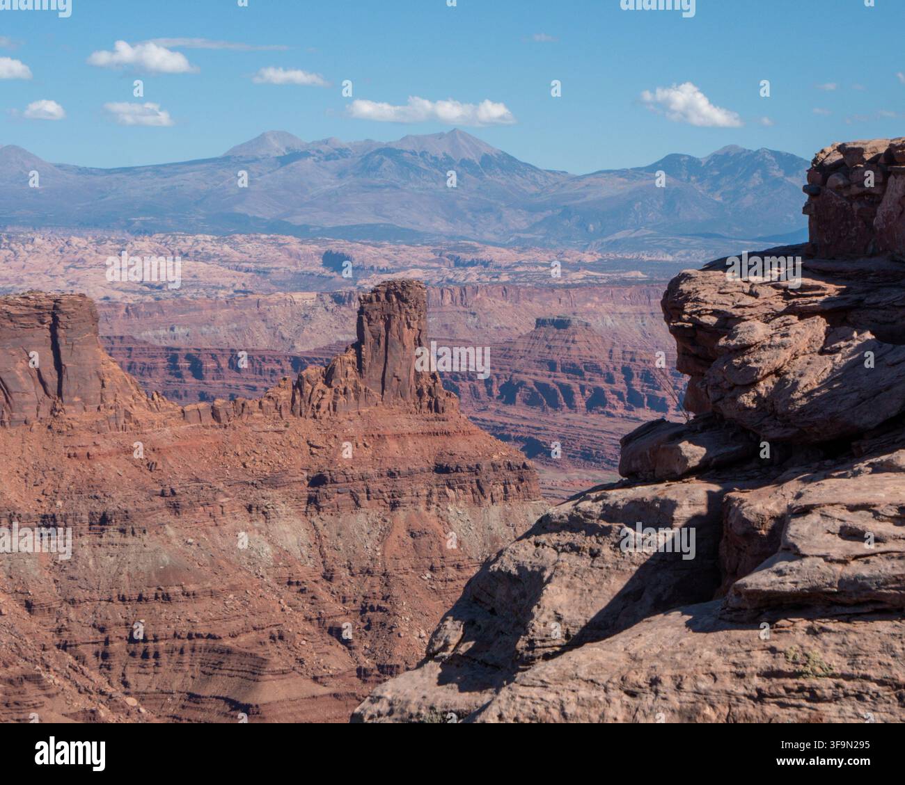 Big Chief Butte aus dem Dead Horse Point State Park gesehen. Weites Wüstenpanorama mit Big Chief Butte, eingerahmt von den fernen La Sal Mountains. Stockfoto