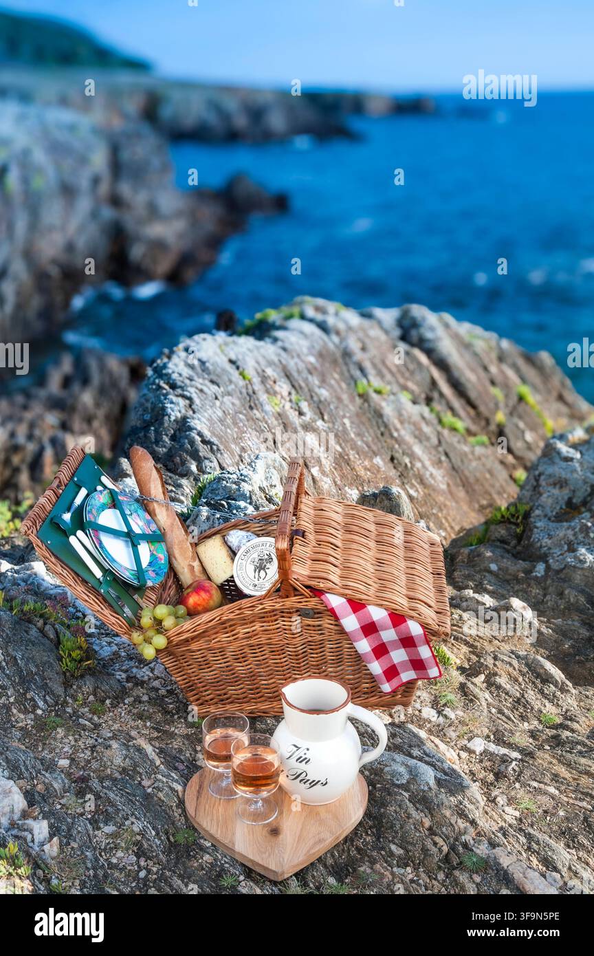 PICNIC BRITTANY FRANCE Picknickhammel mit französischem Wein, Käse und Brot, auf rauer abgelegener Südküste von Bretagne in Doëlan Finistère Bretagne Frankreich Stockfoto