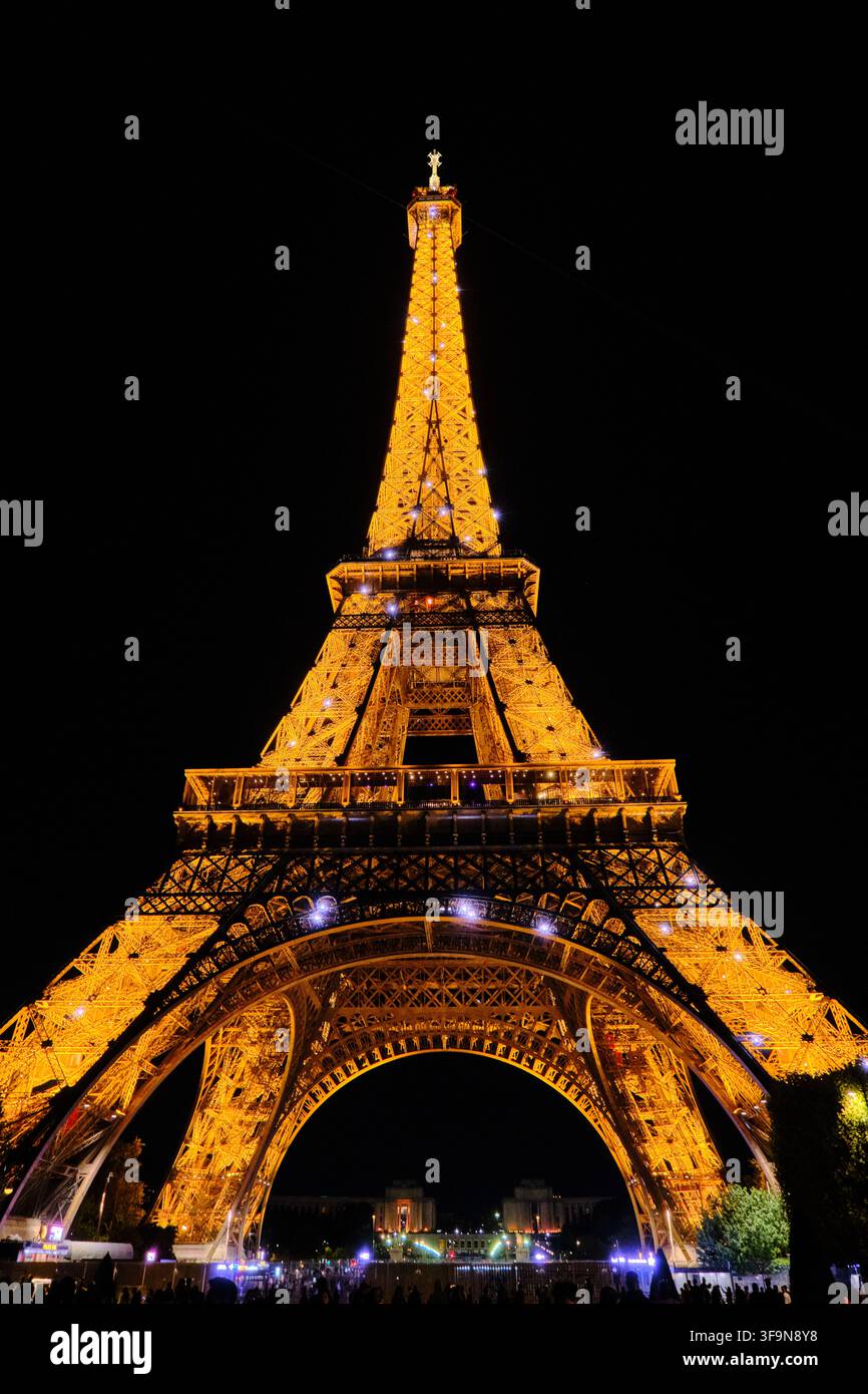 Eiffelturm bei Nacht Paris Stockfoto