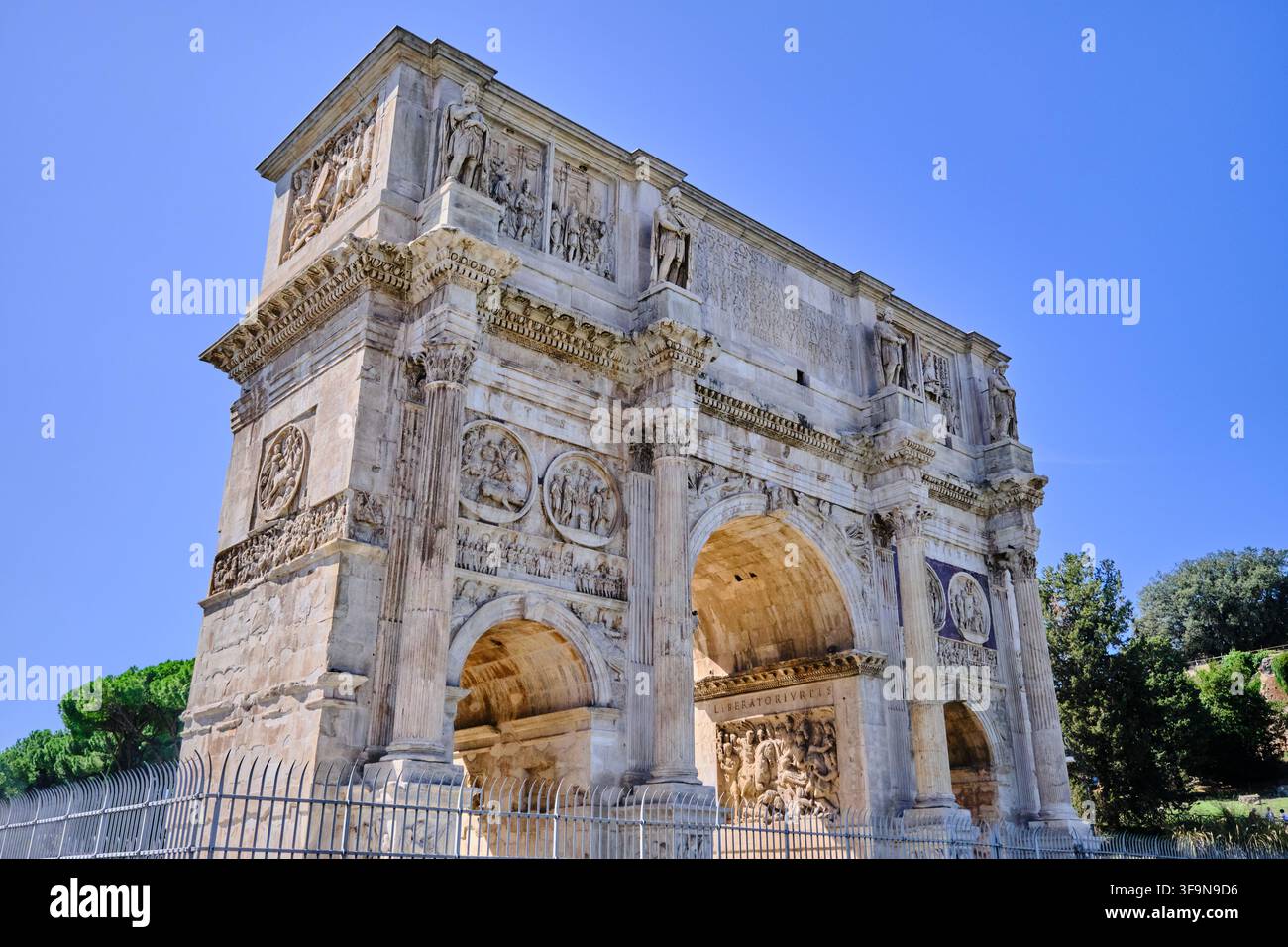 Ein atemberaubender Niederwinkelbild des ikonischen Konstantinbogen vor einem klaren blauen Himmel in Rom, Italien. Dieses prächtige antike römische Denkmal Stockfoto