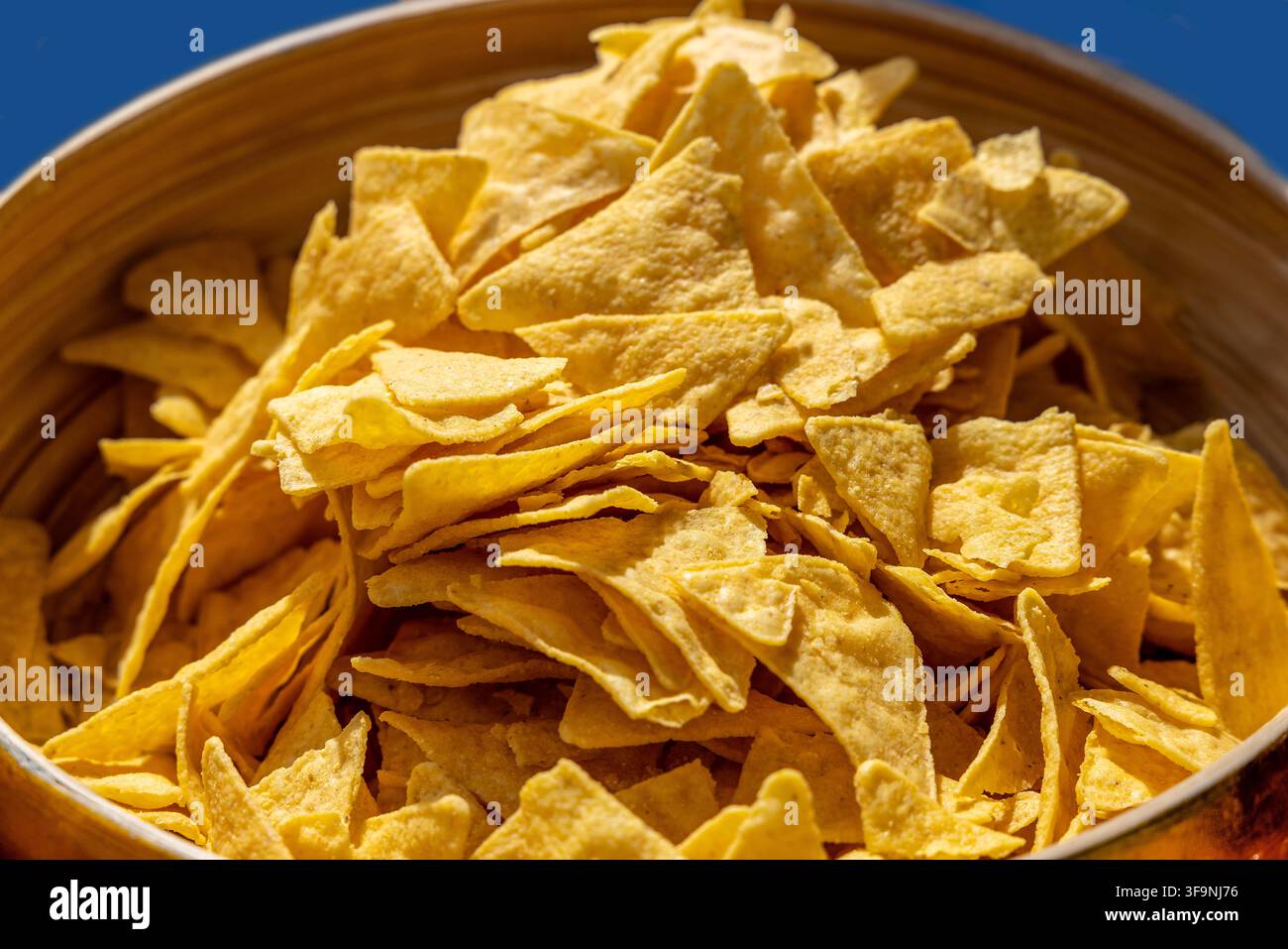 Schale mit knusprigen Maischips, die Sommerpicknicks und warme Sonnentage hervorrufen Stockfoto