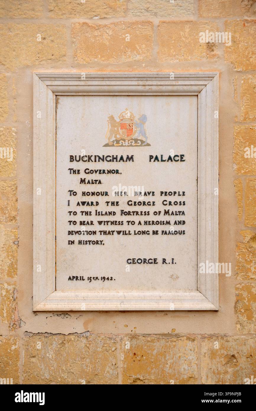 Plakette, die die Verleihung des George-Kreuzes an die Insel Malta markiert, Der Palast der Großmeister, Valletta Stockfoto