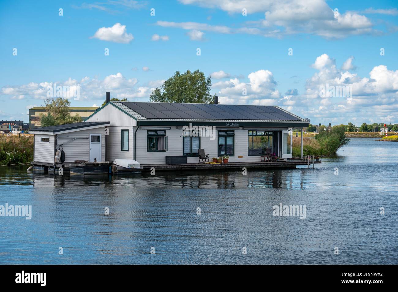 Schwebende Wohnhäuser am Boven Merwede-Fluss. Gorinchem, Südholland, Niederlande, 27. Juli 2026. Foto Werner Lerooy. Stockfoto