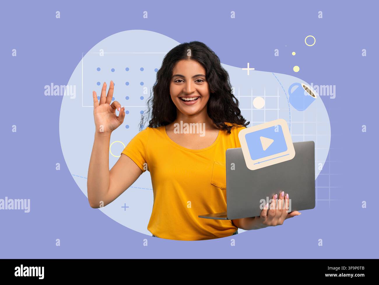 Lächelnde junge Frau hält Laptop und zeigt Okay-Geste, Home Office, Geschäftskonzept Stockfoto