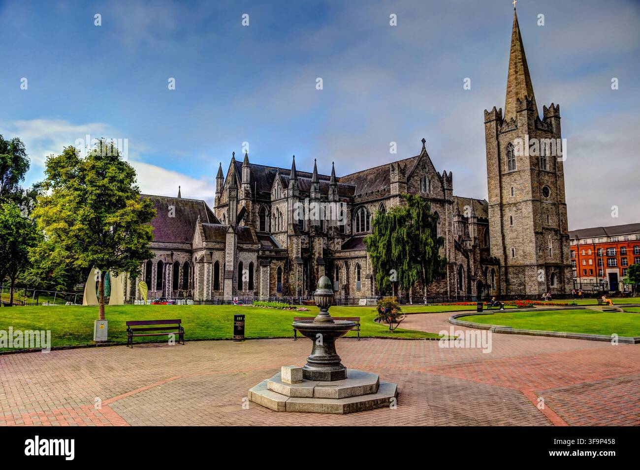 St. Patrick's Cathedral, die Nationalkathedrale der Church of Ireland, gesehen unter einem bewölkten Himmel im Zentrum von Dublin. Stockfoto