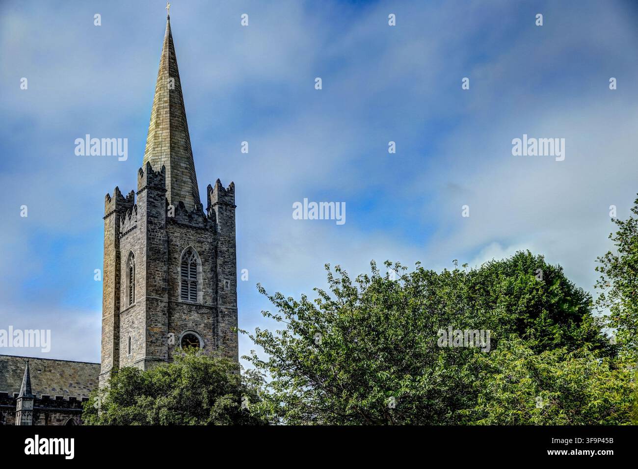 St. Patrick's Cathedral, die Nationalkathedrale der Church of Ireland, gesehen unter einem bewölkten Himmel im Zentrum von Dublin. Stockfoto
