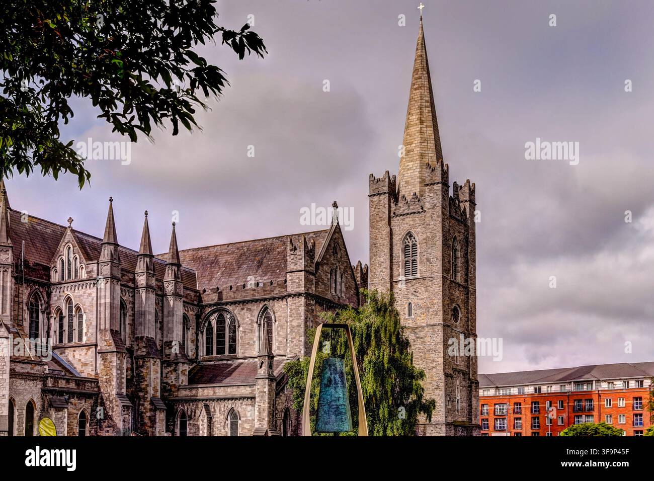 St. Patrick's Cathedral, die Nationalkathedrale der Church of Ireland, gesehen unter einem bewölkten Himmel im Zentrum von Dublin. Stockfoto