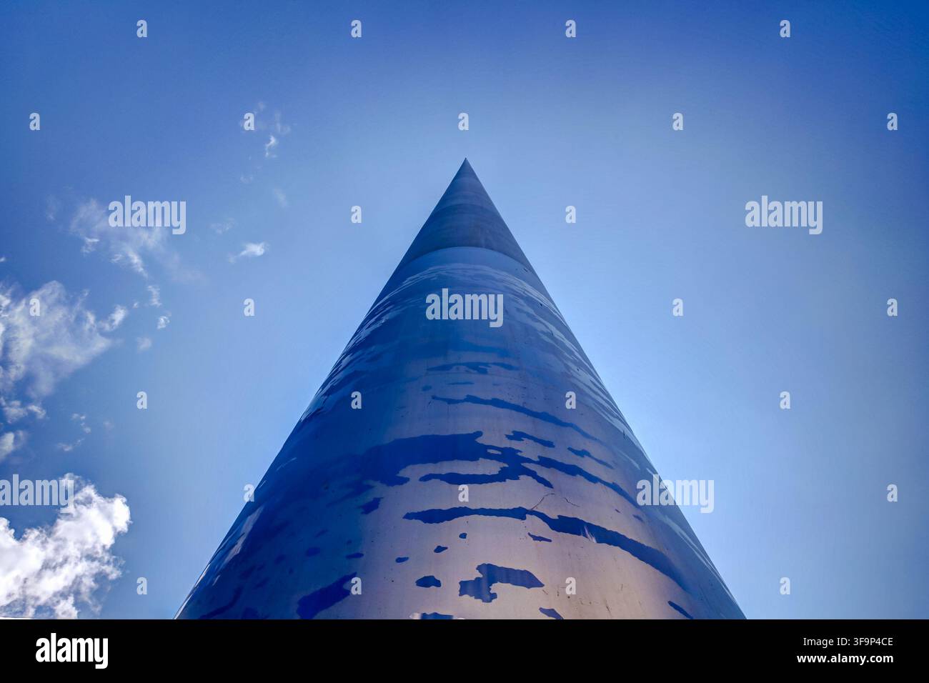 Dramatischer Aufblick auf den Edelstahl-Spire von Dublin, auch bekannt als das Lichtmonument, auf der O’Connell-Straße. Stockfoto