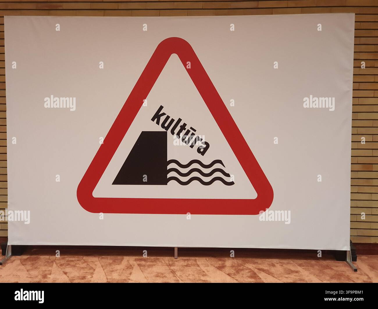 Ein großes weißes Banner oder Hintergrundbild mit einem modifizierten Design eines Warnschilds für die Straße. Das Schild ist ein gleichseitiges Dreieck mit rotem Rand und einer schwarzen Stockfoto