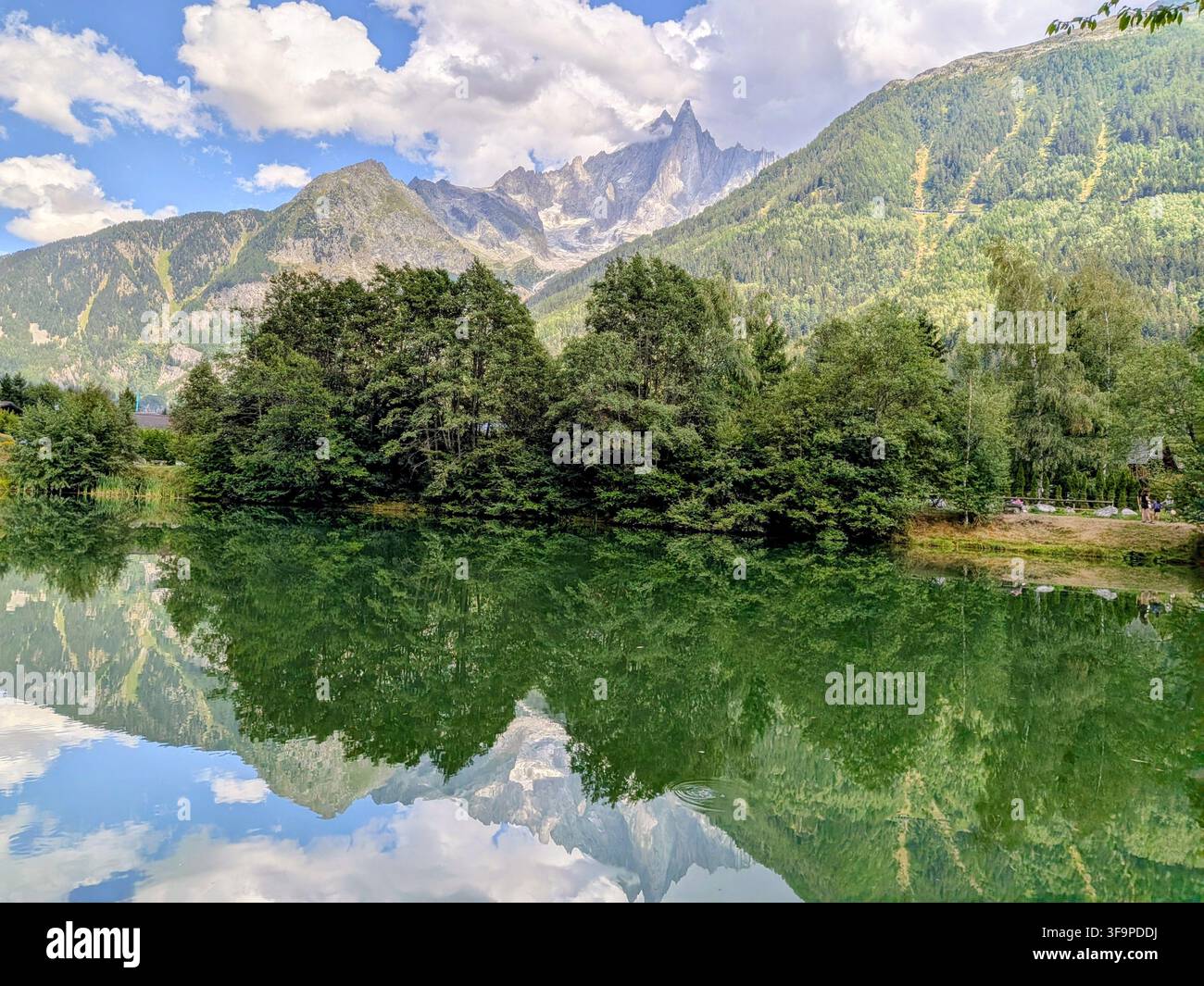 Kleiner See bei Les Praz, der Berge und Bäume widerspiegelt Stockfoto