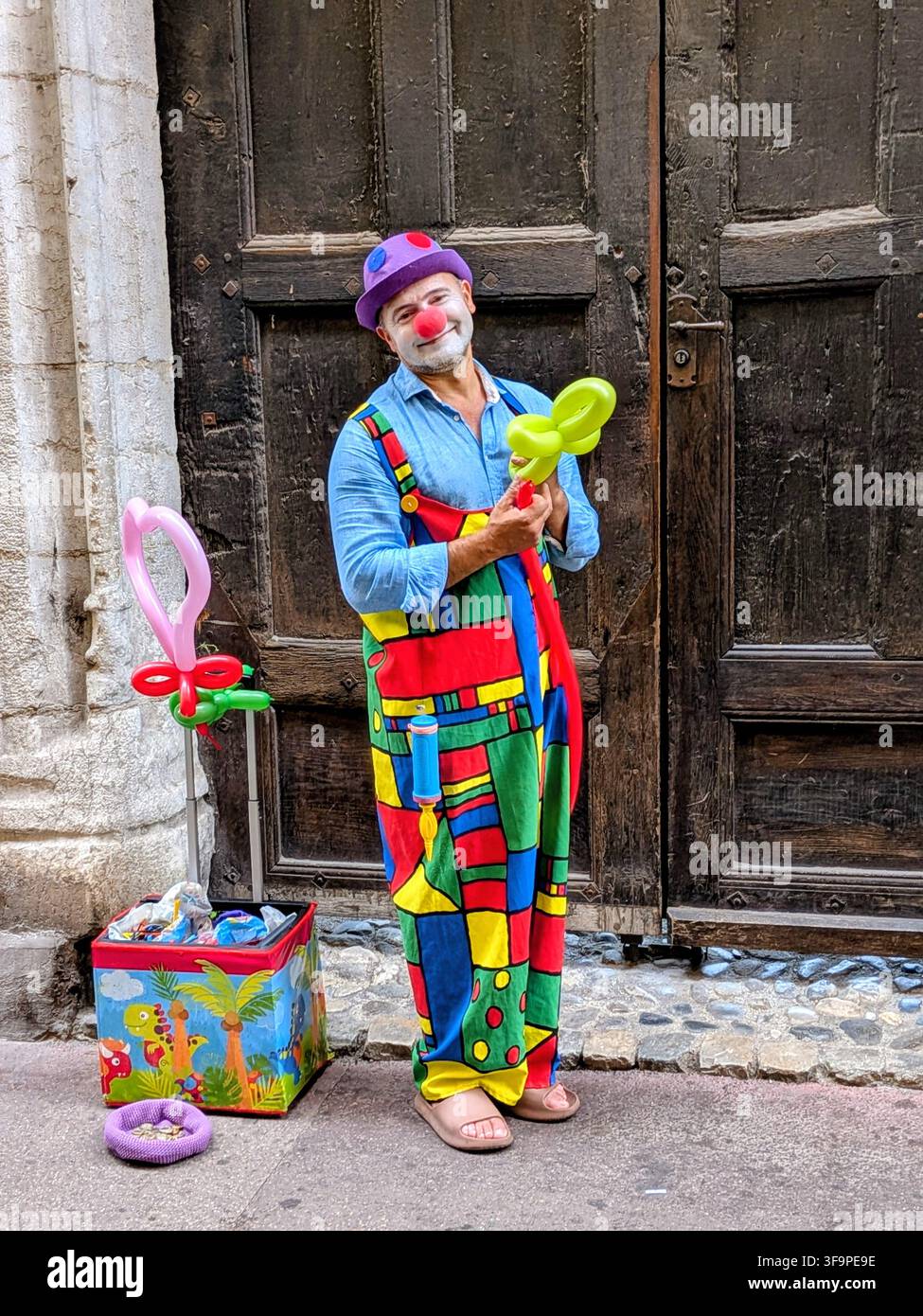 Clown-Straßenkünstler in der Altstadt von Annecy Stockfoto