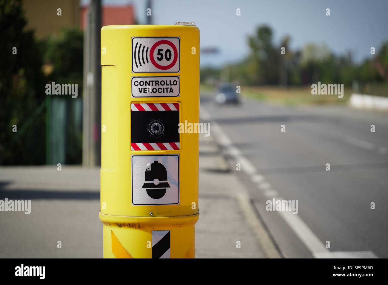 Geschwindigkeitskontrollkamera auf einer 50 km/h-Stadtstraße in Vercelli, Norditalien. Stockfoto