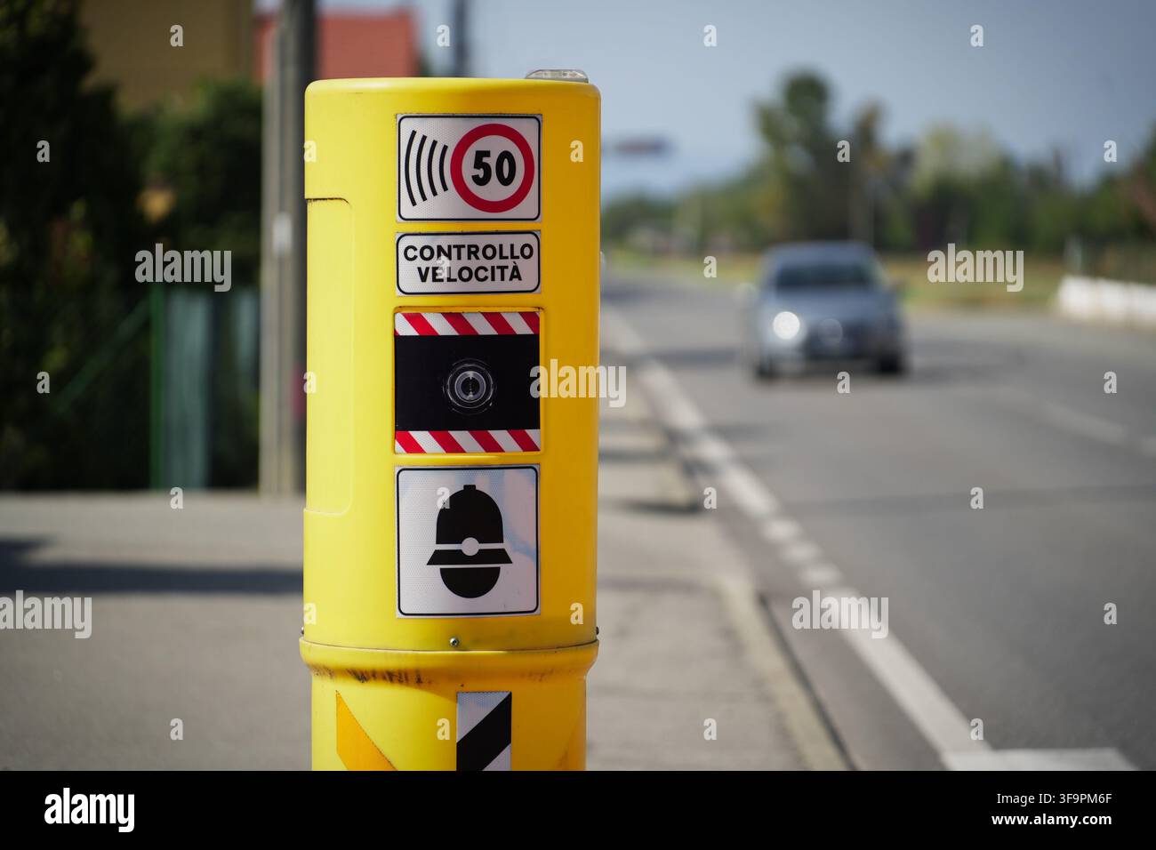 Geschwindigkeitskontrollkamera auf einer 50 km/h-Stadtstraße in Vercelli, Norditalien. Stockfoto