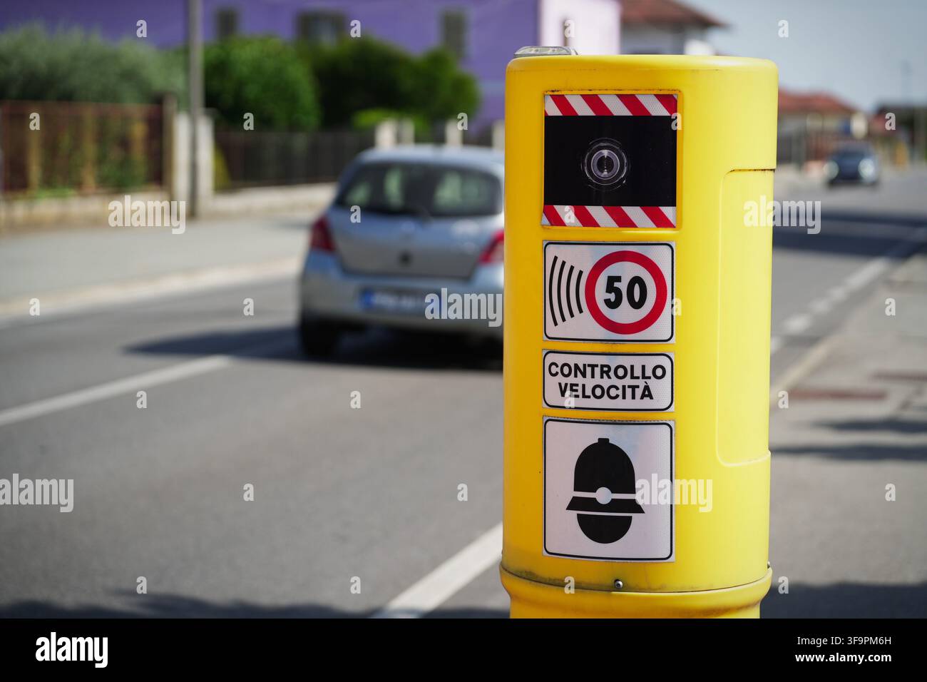 Geschwindigkeitskontrollkamera auf einer 50 km/h-Stadtstraße in Vercelli, Norditalien. Stockfoto