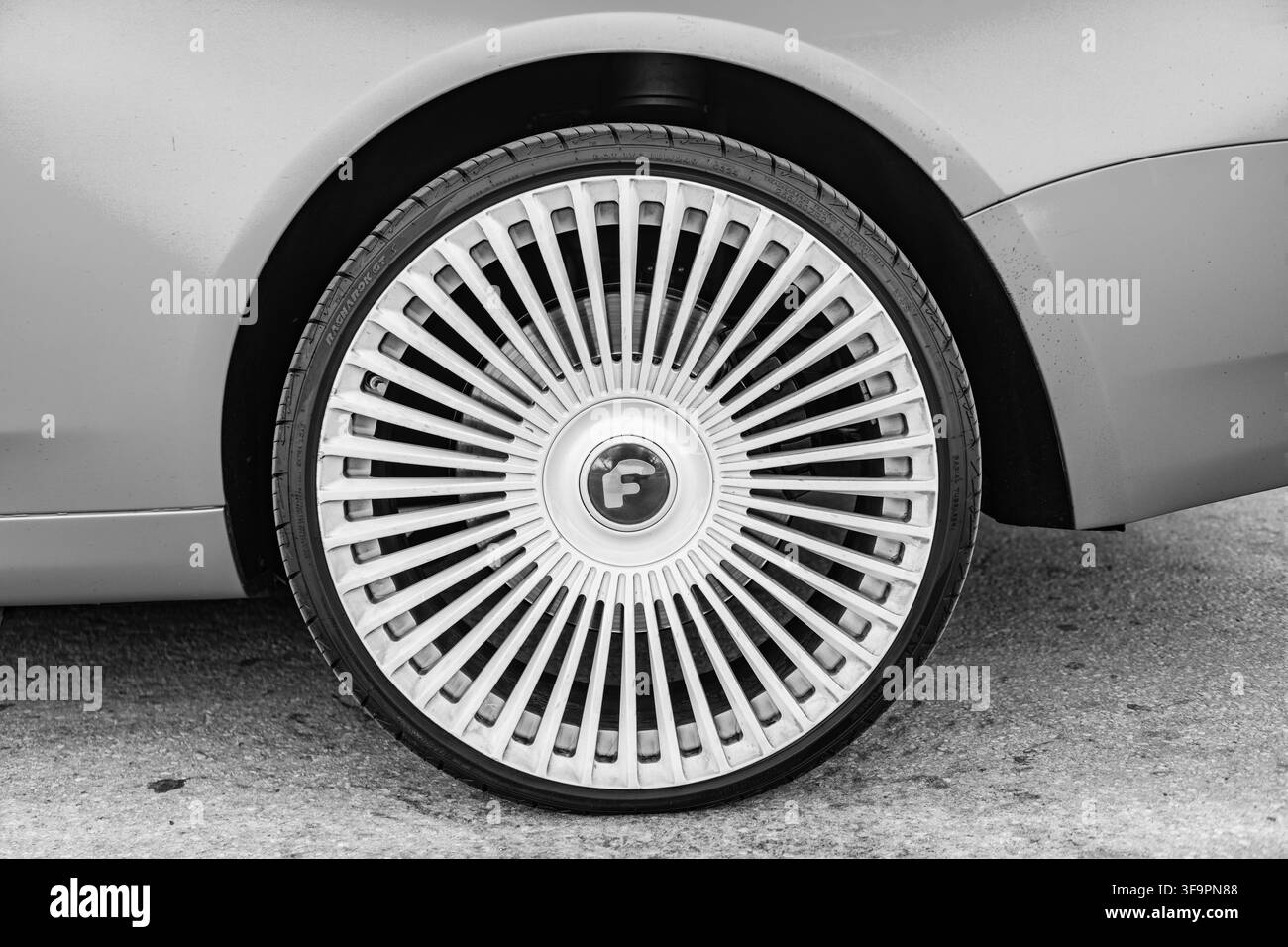 Miami, Florida, USA - 08. April 2025: Royce Wraith Luxus-Grand-Tourer-Car. Grand Tourer Rolls Royce Wraith. Auto Rolls Royce Wraith parkt Stockfoto