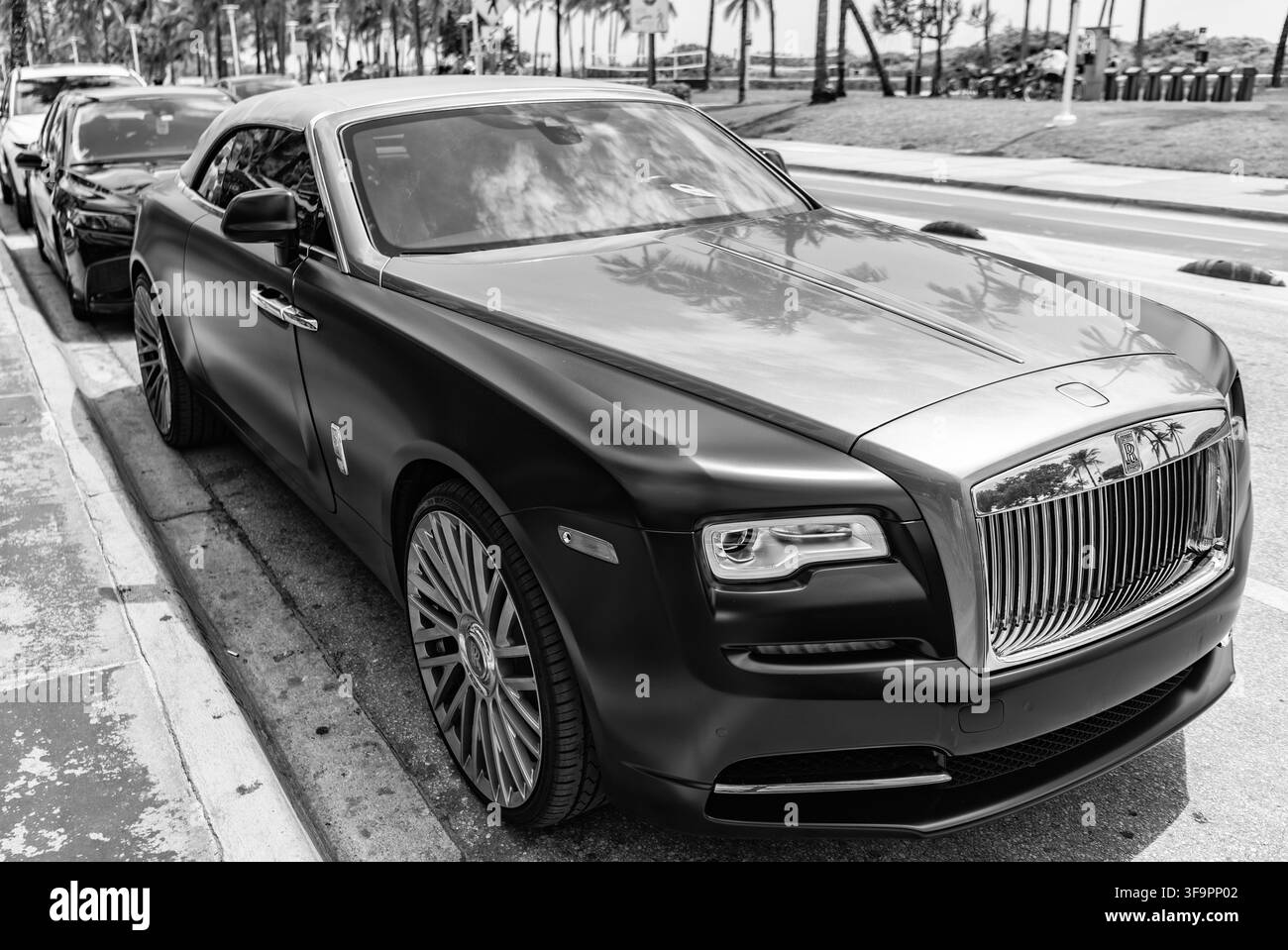 Miami, Florida, USA - 13. Juli 2025: Car Rolls Royce Wraith parkt im Freien. Graues schwarzes Auto, Eckansicht. 2016 Rolls Royce Wraith Luxuscoupé Stockfoto