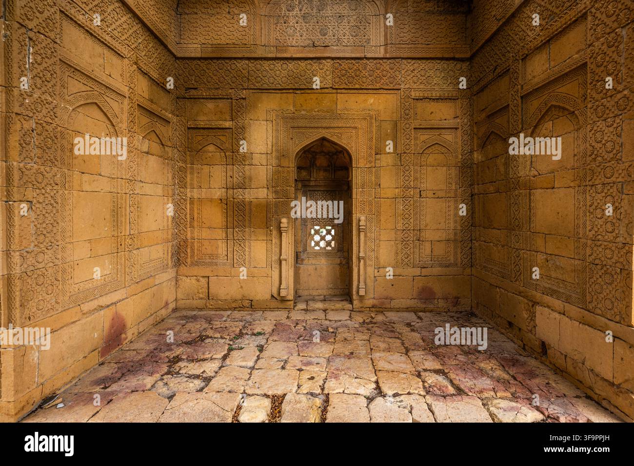Grabdetails von Mirza Esa Khan Turkhan II, verzierte und handgefertigte Kalksteingräber und Gräber der Herrscher von Sindh zusammen mit ihren Familienmitgliedern. Stockfoto