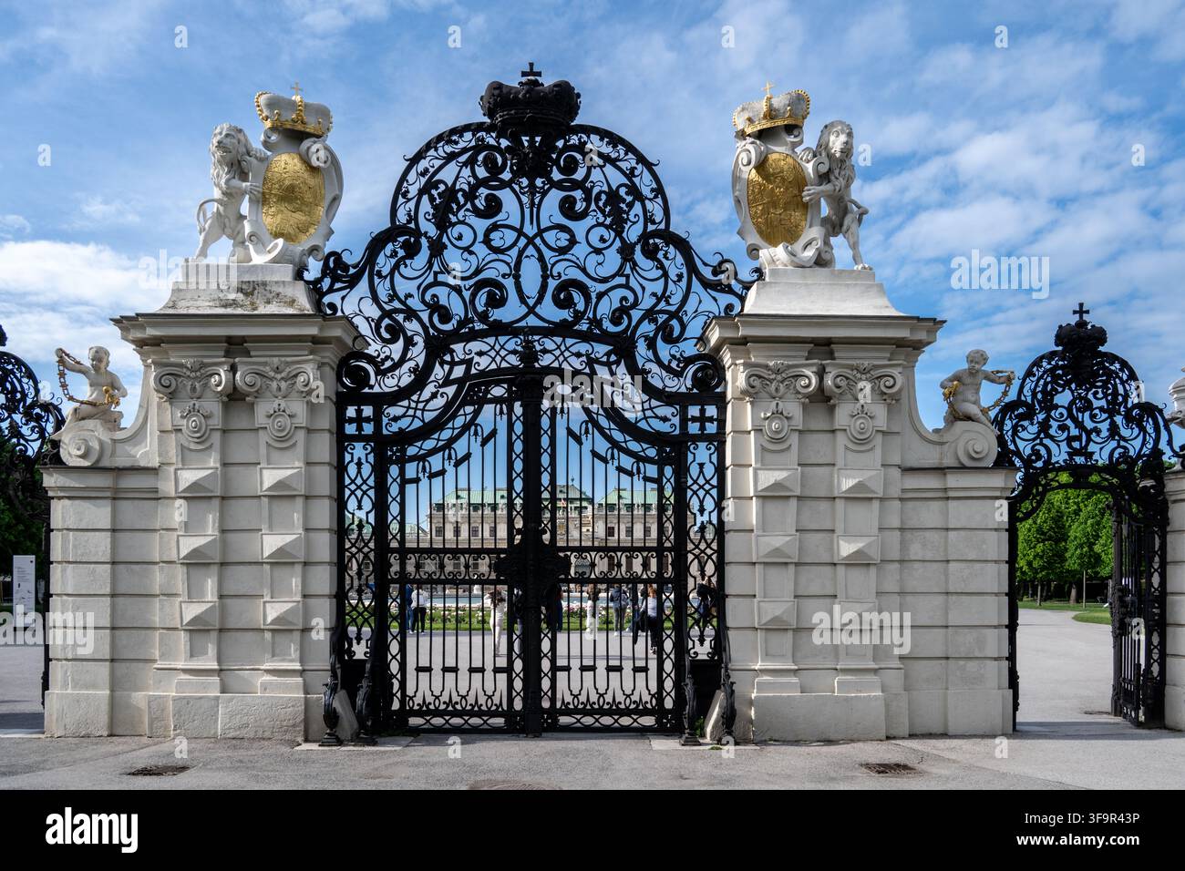 Verziertes Südtor, bekannt als das Löwentor, am Oberen Belvedere-Museum, das zum Garten und zum Spiegelbecken führt Stockfoto