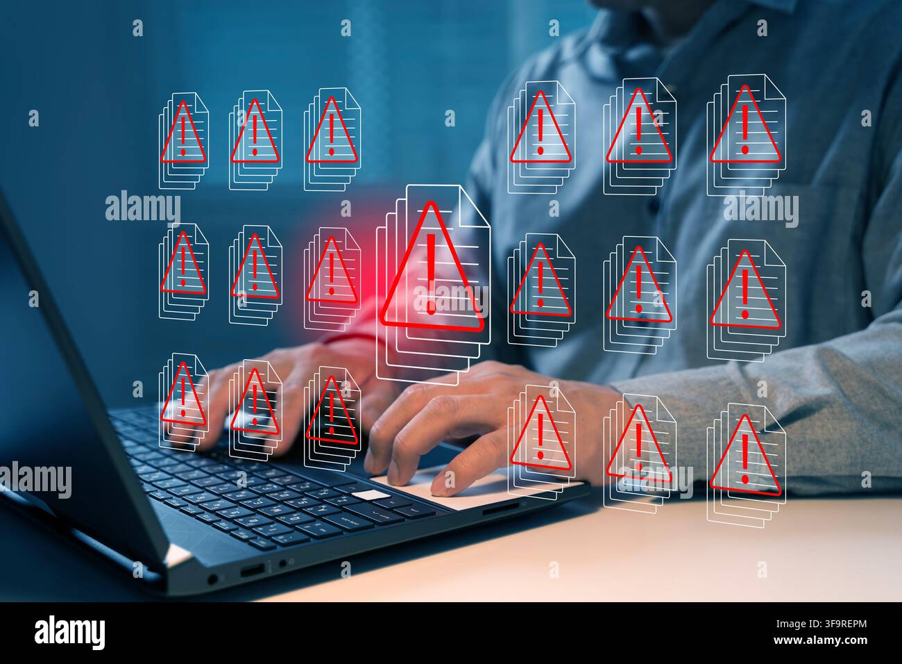 Büroangestellter verwendet einen Laptop mit mehreren Warnsymbolen für Dokumente, die Cybersicherheitswarnungen, Compliance-Probleme, Datenrisiken, Systemfehler, Doc veranschaulichen Stockfoto