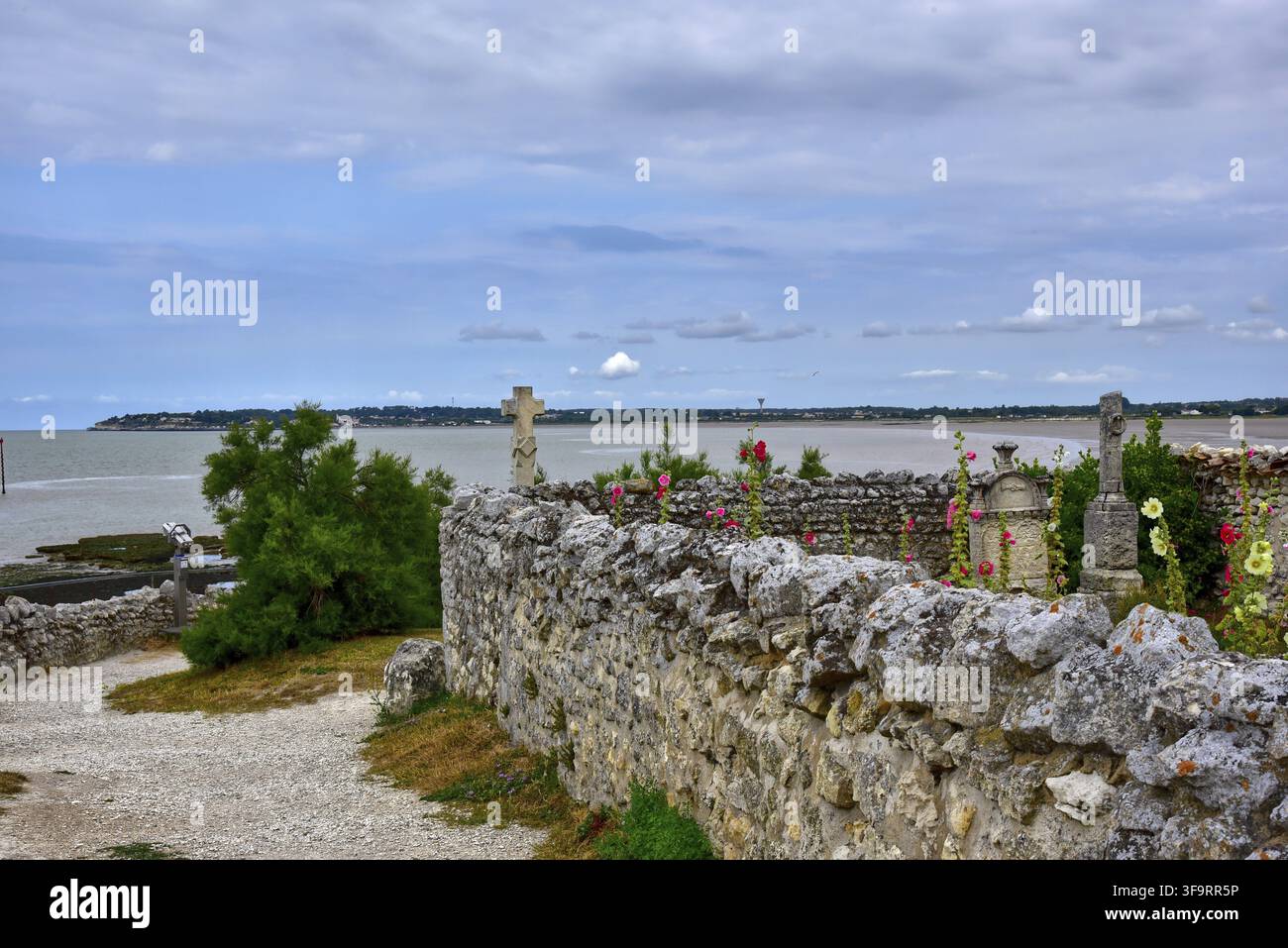 Der Friedhof in der Nähe der Kirche Sainte Radegonde in der Gemeinde Talmont-sur-Gironde, im Département Charente-Maritime, in der Nouvelle-Aquitaine Stockfoto