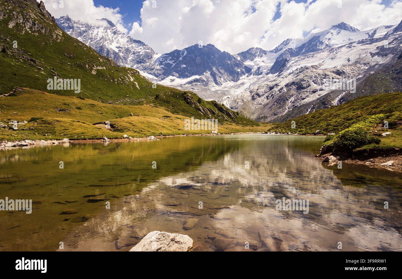 Panoramablick auf den Bergsee Lac d'Arpitetta (2258 m) mit Weisshorn, Schalihorn und Zinalrothorn im Hintergrund. Ayer, Val d' Anniviers, Wallis Stockfoto