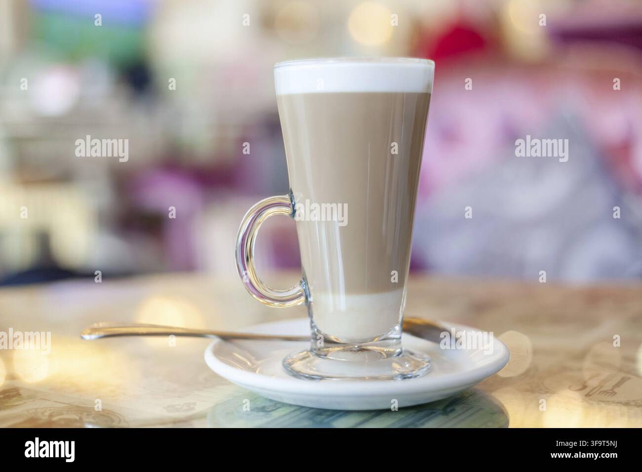 Café Latte in einer Glas Tasse im Café. Stockfoto