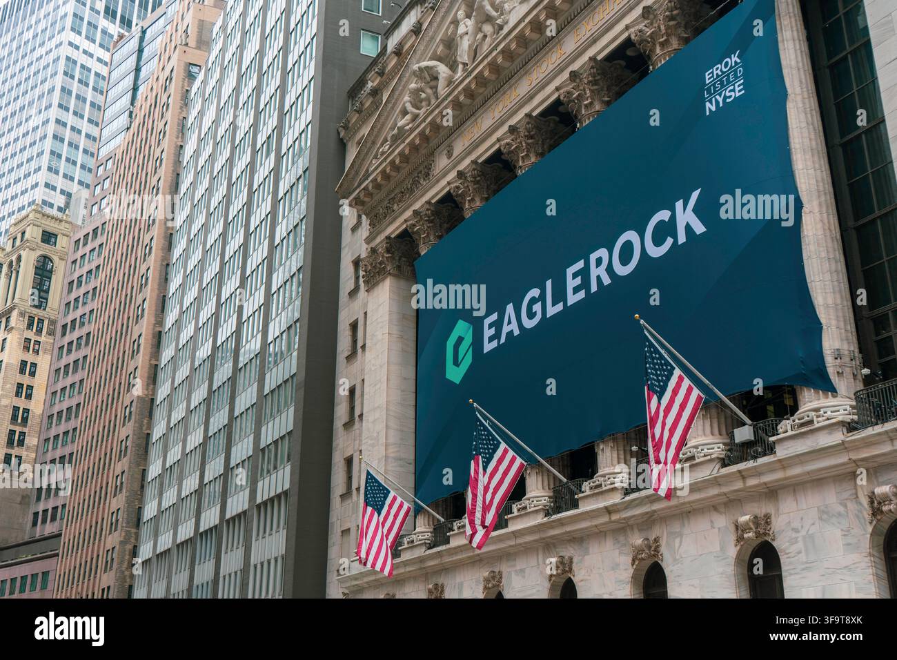 Banner für EagleRock vor der New York Stock Exchange, um den Börsengang des Unternehmens zu markieren Stockfoto