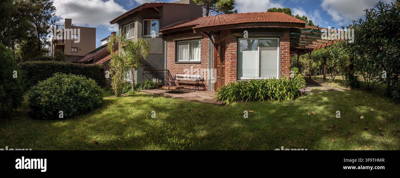Charming Mittelklasse home mit roten Ziegeln gemütliches Haus und Garten in einer ruhigen Wohngegend Stockfoto