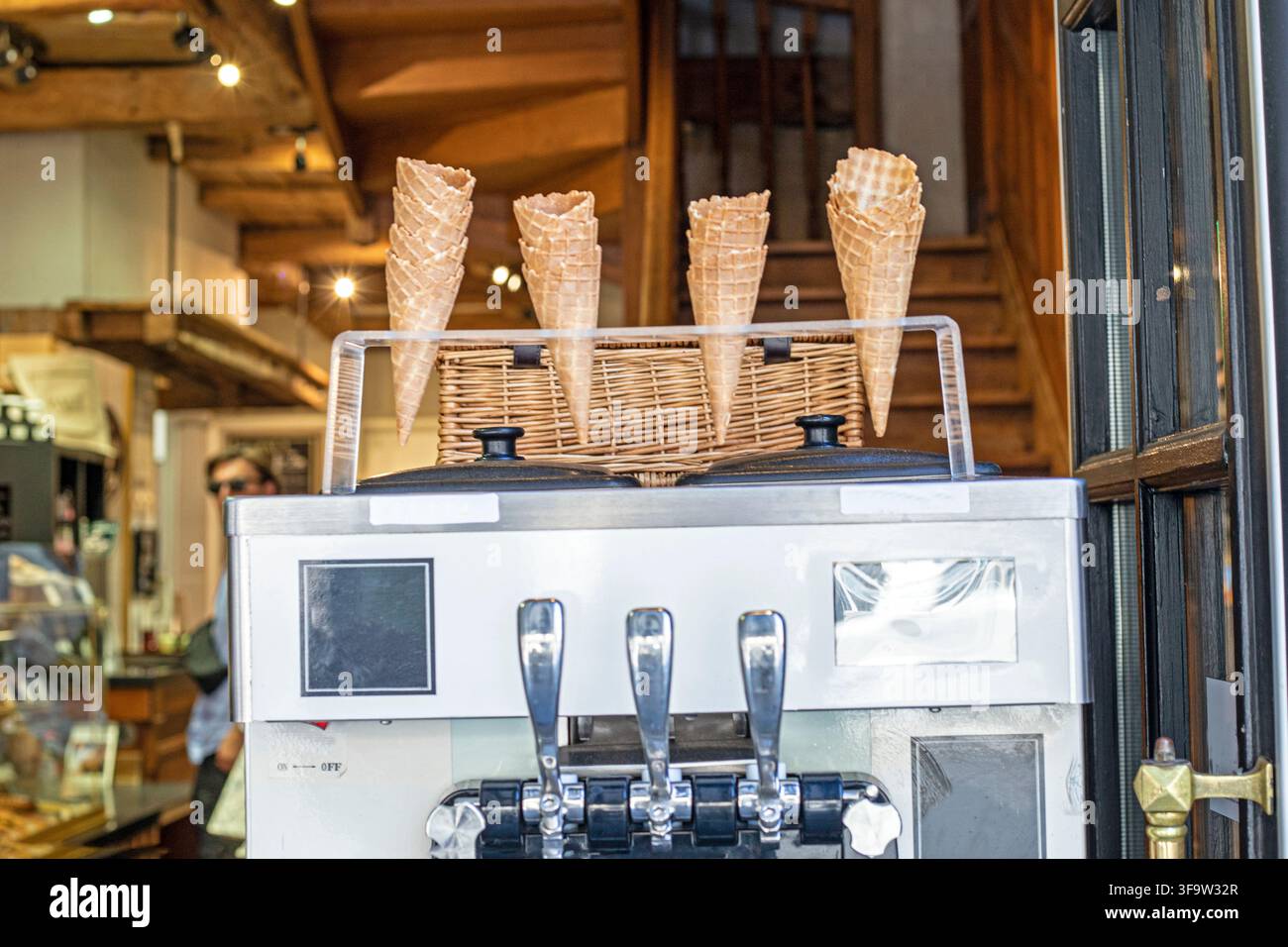 Eine Eismaschine mit verschiedenen Arten von Eis in Waffeltüten Stockfoto