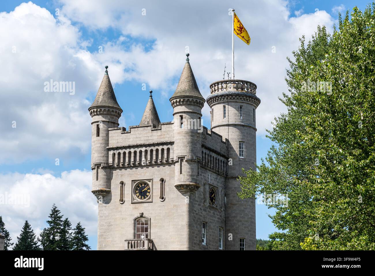 Royal Deeside, Schottland, UK – 16. Juli 2025: Der Hauptuhrturm von Balmoral Castle erhebt sich über das Gelände und präsentiert viktorianische Architektur mit einem Turm Stockfoto