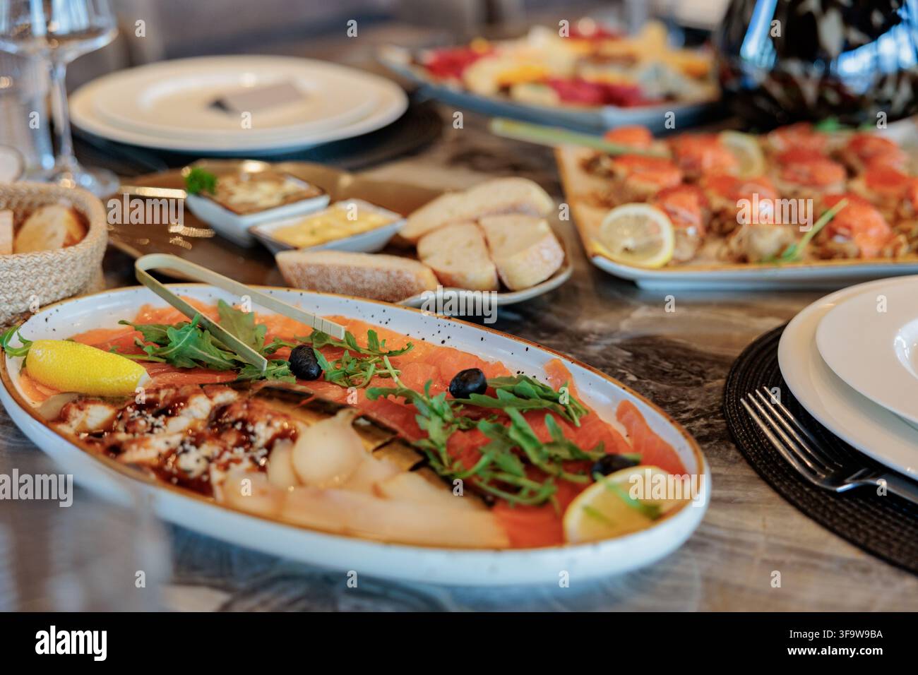 Dünn geschnittener Thunfisch-Carpaccio auf einem Teller mit einem Tropfen Olivenöl, Kapern Stockfoto