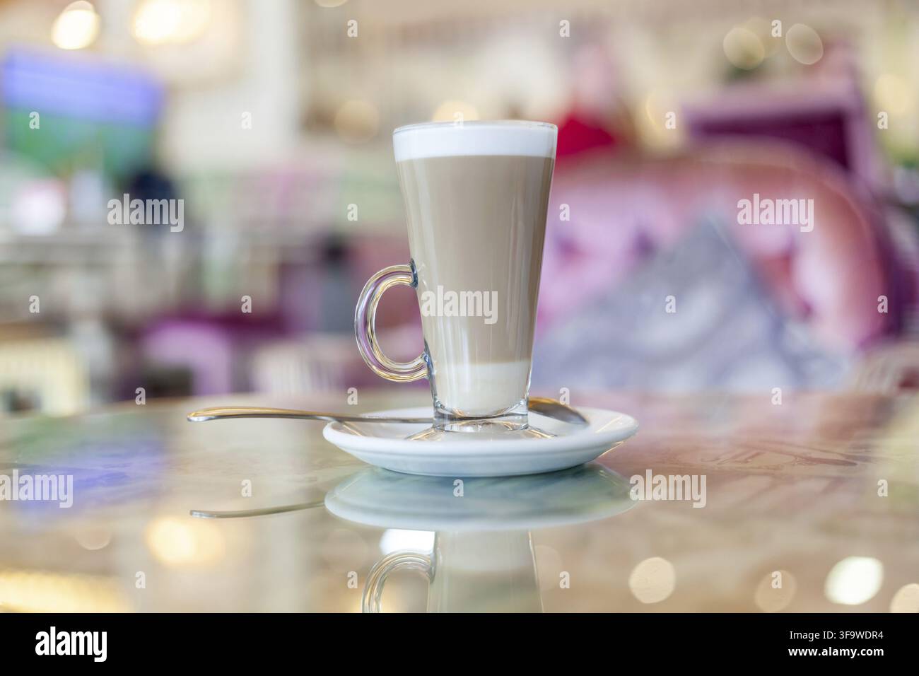 Café Latte in einer Glas Tasse im Café. Stockfoto