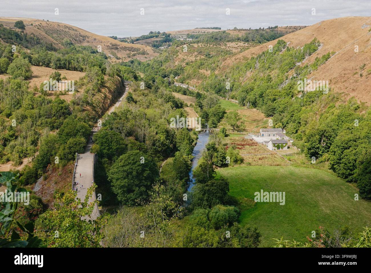Das ikonische Headstone-Viadukt über den Fluss Wye in Monsal Dale, gesehen vom berühmten Monsal-Head-Aussichtspunkt, Peak District, Derbyshire, UK. Stockfoto