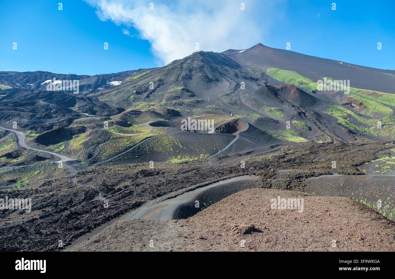 Panoramischer Blick auf den Gipfelkrater des Ätna und die vulkanischen Hänge über den Silvestri-Kratern, Sizilien Stockfoto