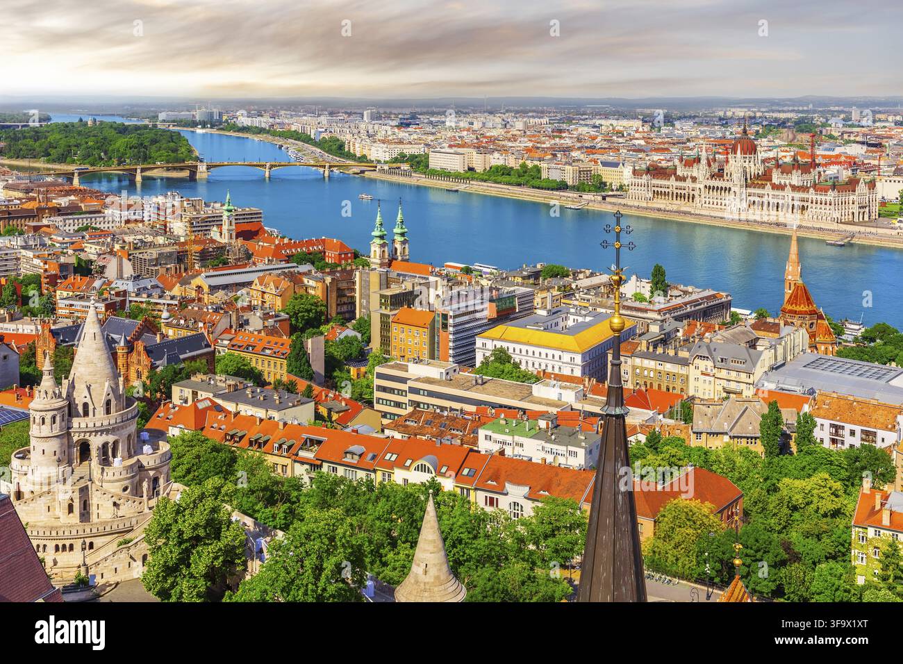 Luftbild von Budapest mit Fischertor, Donau, Margaret-Insel und ungarischem Parlament Stockfoto