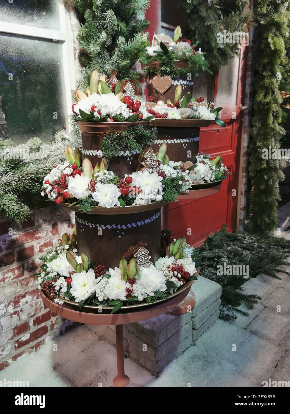 Blumenarrangements mit weißen Blumen und roten Beeren Stockfoto