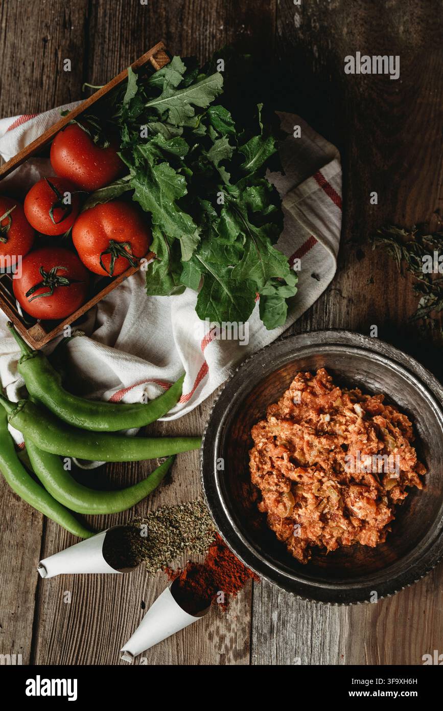 Türkisches Menemen-Frühstück mit frischen Gemüsezutaten Stockfoto