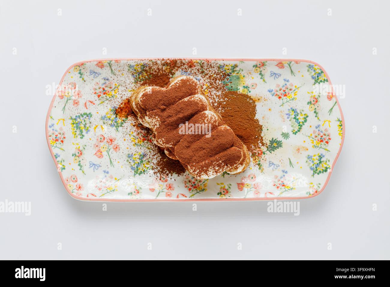 Oberblick auf Tiramisu auf einem Blumenplatte Stockfoto