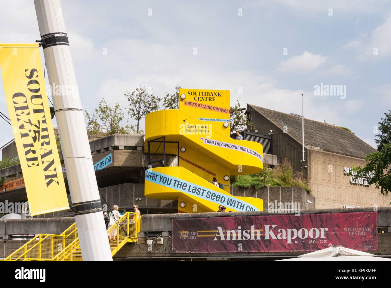 Schildering des Southbank Centre und gelbe Treppe, Belvedere Road, London, SE1, England, UK Stockfoto