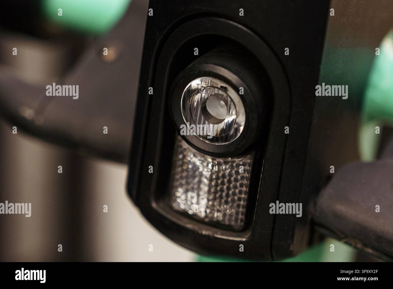 Nahaufnahme eines Roller-Scheinwerfers mit einer runden Linse und integriertem Netzreflektor für verbesserte Verkehrssicherheit und Sichtbarkeit bei Nacht Stockfoto