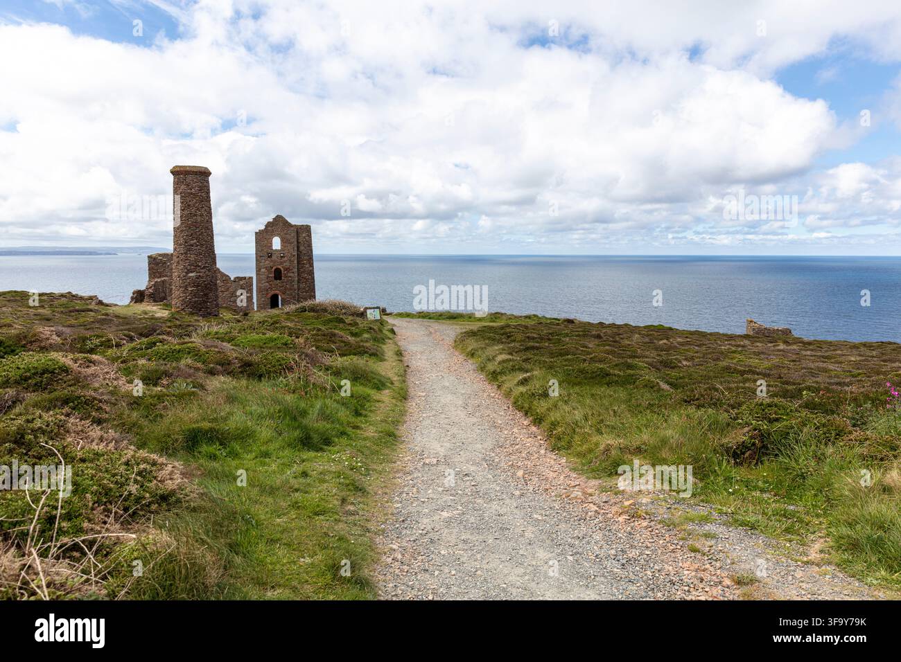 Wheal Coates, Cornwall, UK, England, das Maschinenhaus und der Schornstein von Wheal Coates auf den Cornwall-Klippen, umgeben von grünen Sträuchern und felsigem Gelände. Der We Stockfoto