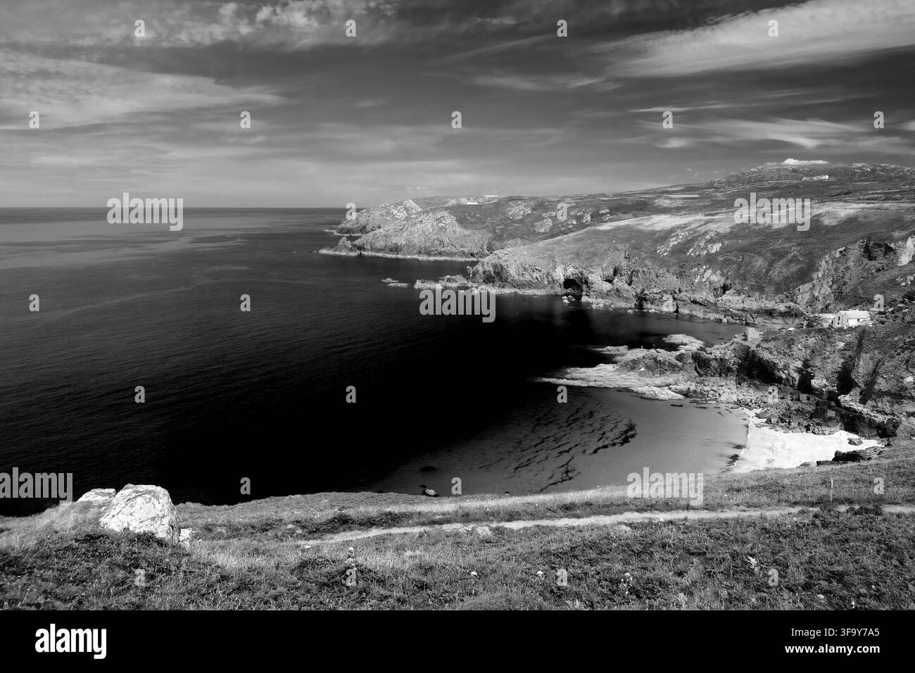 Dramatische monochrome Küstenlandschaft von Gurnards Head des rauen Kapes, der Klippen und der Sandbucht, Nord-Kornwall, UK Stockfoto