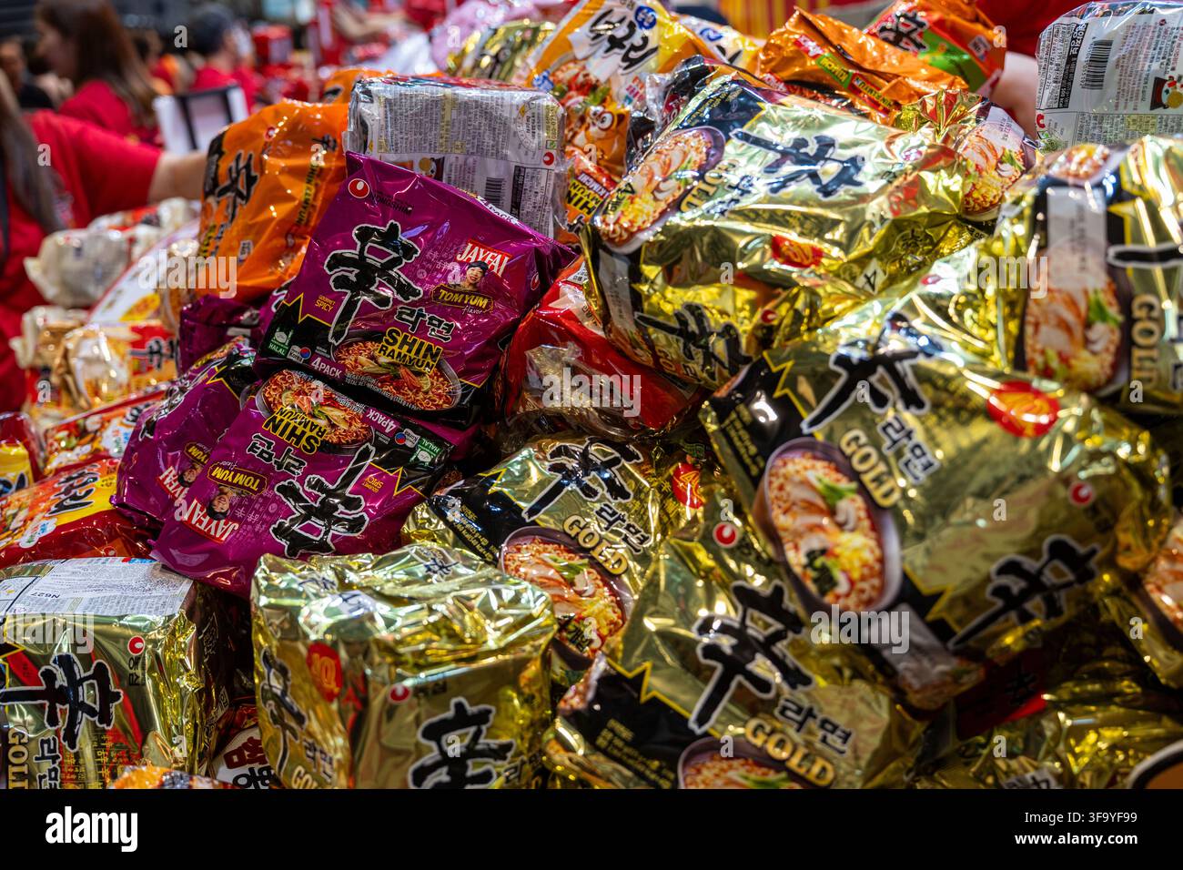 Packungen Instant-Raman zur Schau gestellt auf der Hong Kong Food Expo am 17. August 2026 in Hongkong. (Foto von Vernon Yuen/Nexpher Images) Credit: Nexpher Images Limited/Alamy Live News Stockfoto