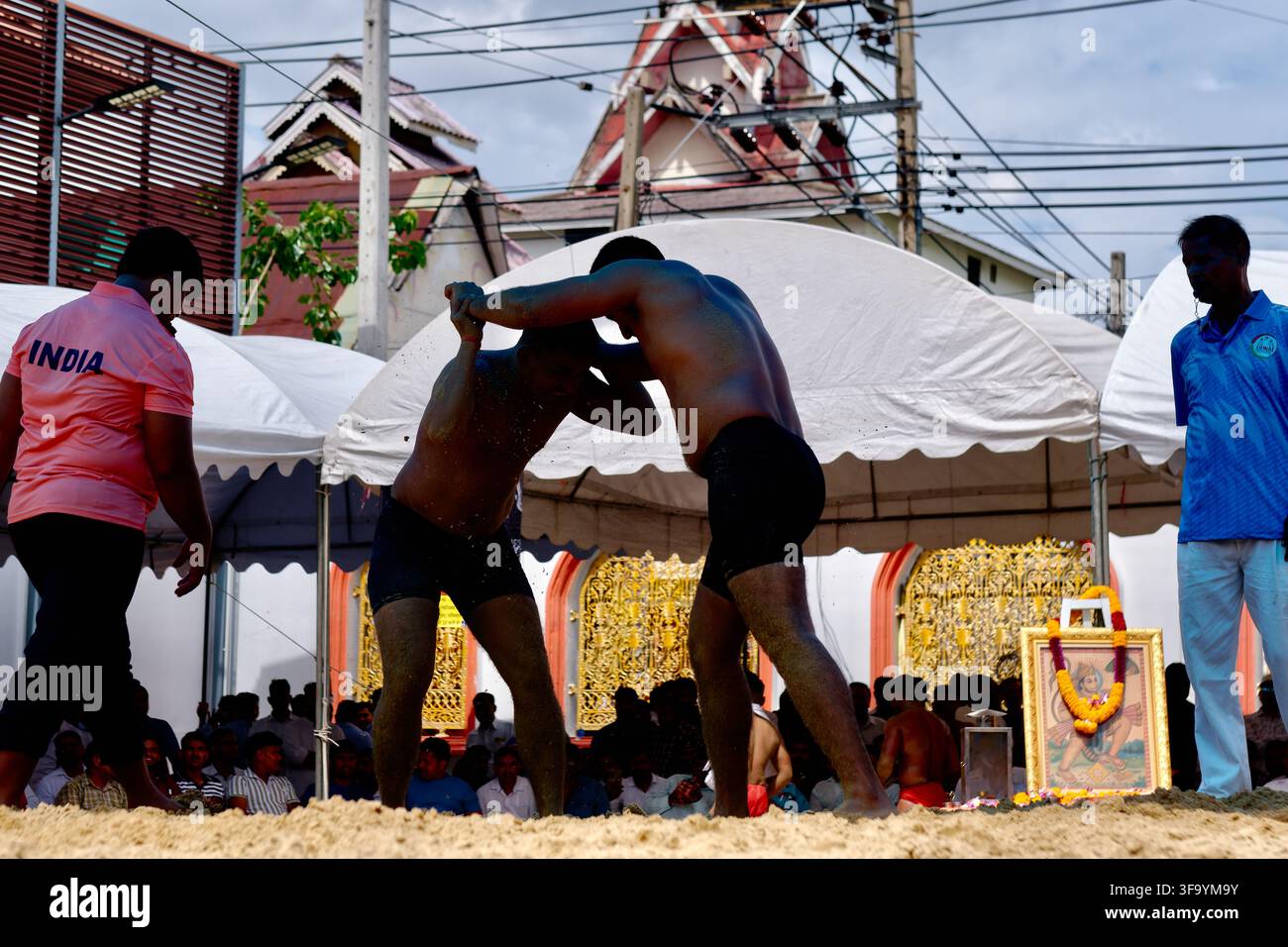 Ein Kushti (Ringen)-Wettbewerb bei der Hindu Dharma Sabha oder Vishnu Mandir in Bangkok, Thailand. Die Veranstaltung findet jedes Jahr am Tag von Nag Panchami statt Stockfoto