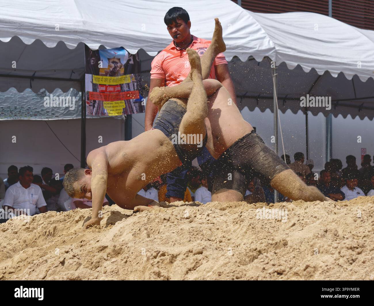 Ein Kushti (Ringen)-Wettbewerb bei der Hindu Dharma Sabha oder Vishnu Mandir in Bangkok, Thailand. Die Veranstaltung findet jedes Jahr am Tag von Nag Panchami statt Stockfoto