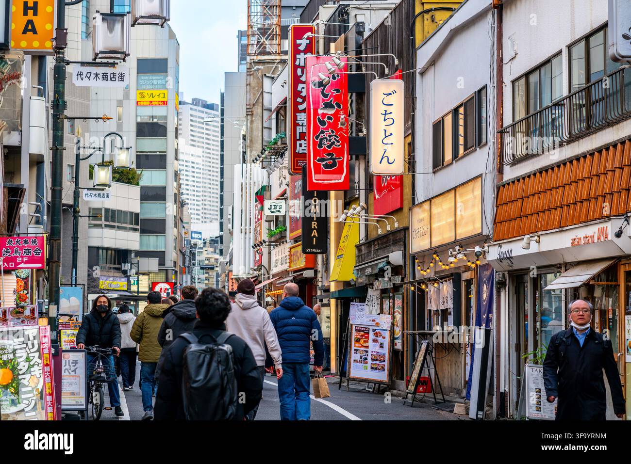 Tokio Japan, 24. Januar 2026: Überfüllte typische kleine Straßenansicht im Bezirk Shinjuku mit Geschäften und Restaurants in Tokio Japan Stockfoto