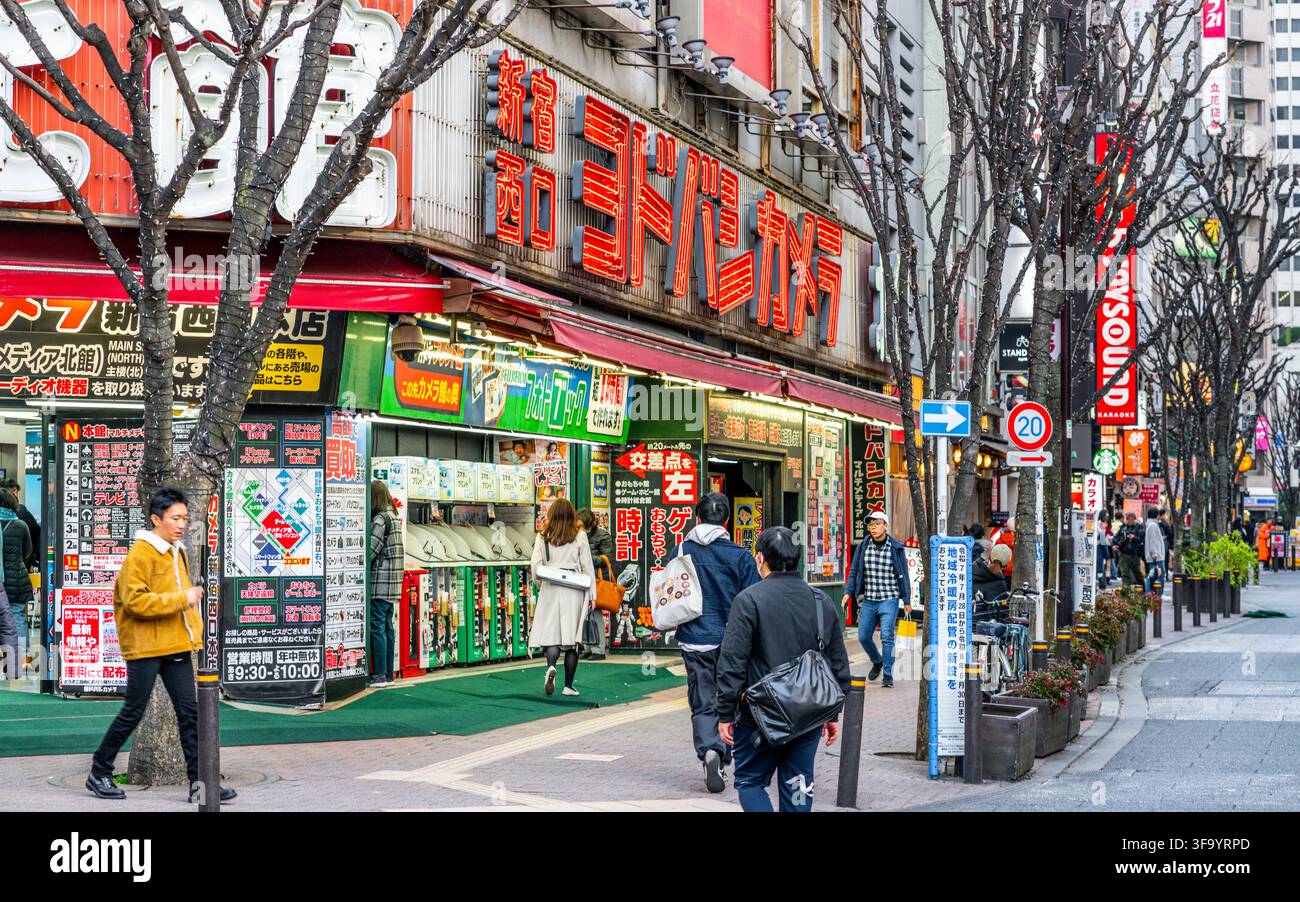Tokio Japan, 24. Januar 2026: Straßenansicht des Shinjuku-Bezirks mit einem farbenfrohen Elektronikgeschäft mit hellen Schildern in Tokio Japan Stockfoto