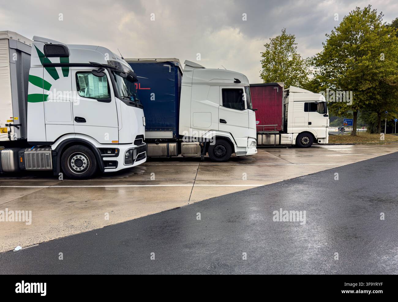 LKW an einem Autobahnrastplatz – Fernverkehr, Logistik und Fahrerpause Konzept Stockfoto
