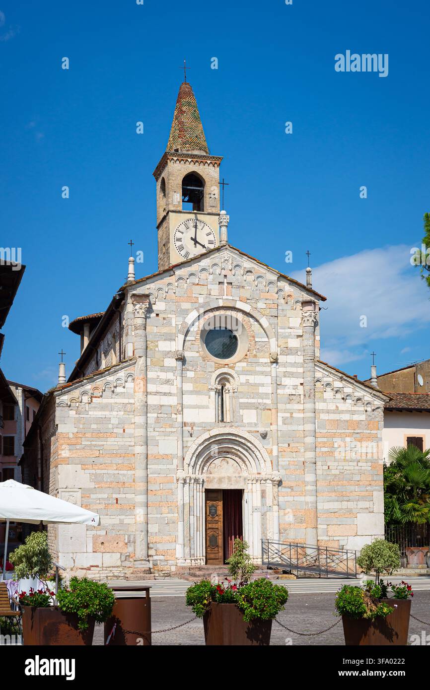Monumentale Kirche des Heiligen Andreas des Apostels, italienisch: Chiesa monumentale di Sant'Andrea Apostolo in Toscolano Maderno, Italien Stockfoto