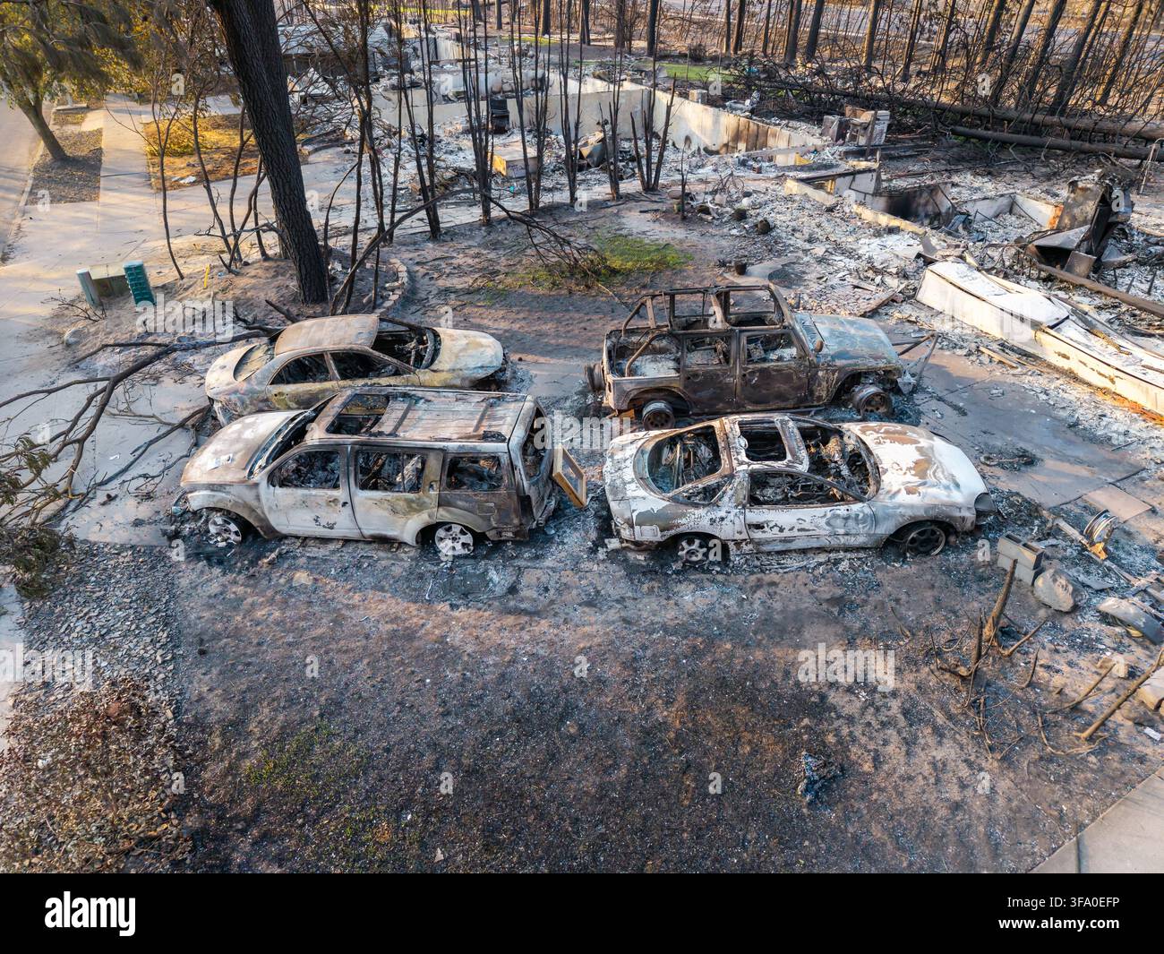 Luftbild der Waldbrandverheerung in Spokane, Washington, mit verbrannten Häusern und zerstörten Fahrzeugen Stockfoto